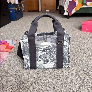 Lululemon printed boxy tote LIMITED EDITION AND SOUGHT AFTER but discontinued!